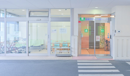 透析センター入口と送迎用待合室